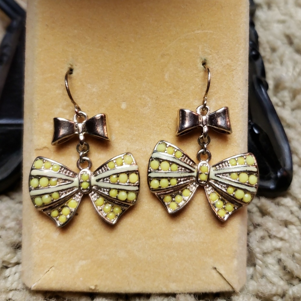 💥 3/$10💥 Dainty Bow Earrings